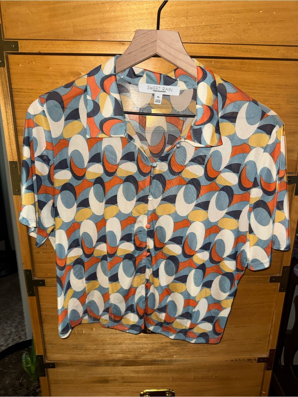 Sweet Rain women’s Retro Geometric Short-Sleeve Button-Up crop top